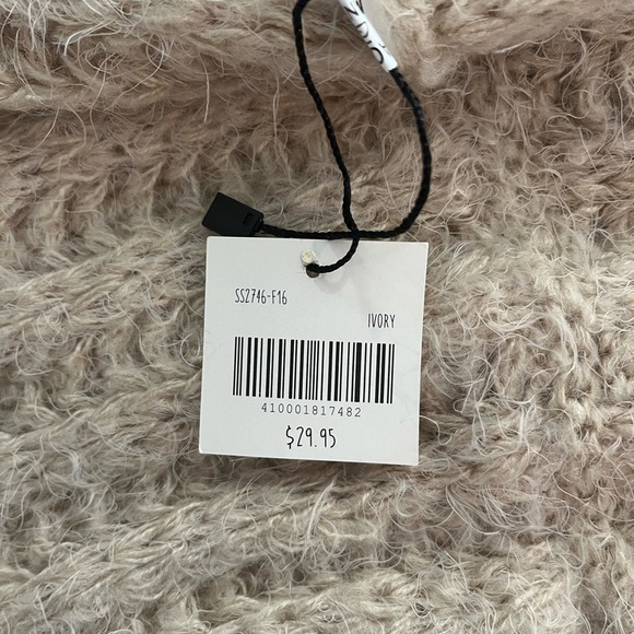 NWT Altar’d State Fuzzy Infinity Scarf - Picture 4 of 4